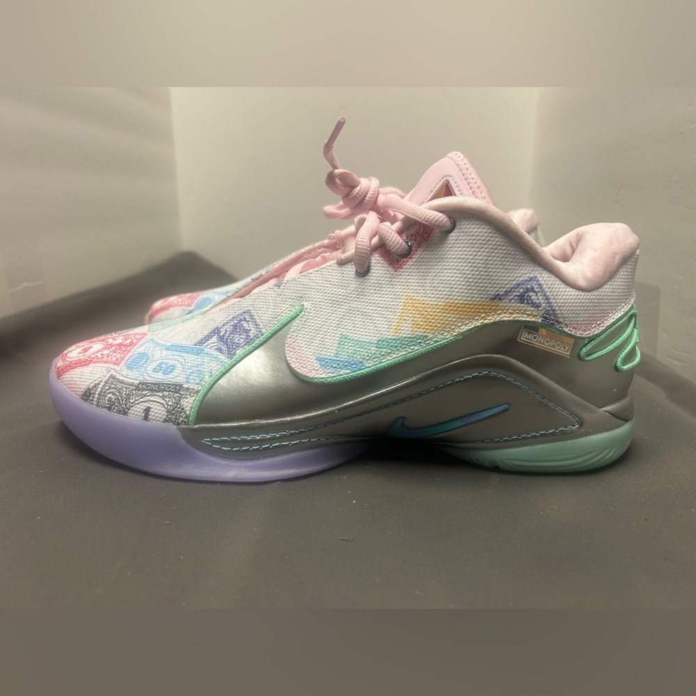 Nike Mens Multicolor Athletic Shoes with Pastel Accents
